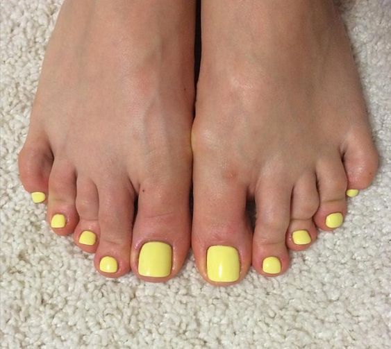 Сливочный желтый педикюр на ногах