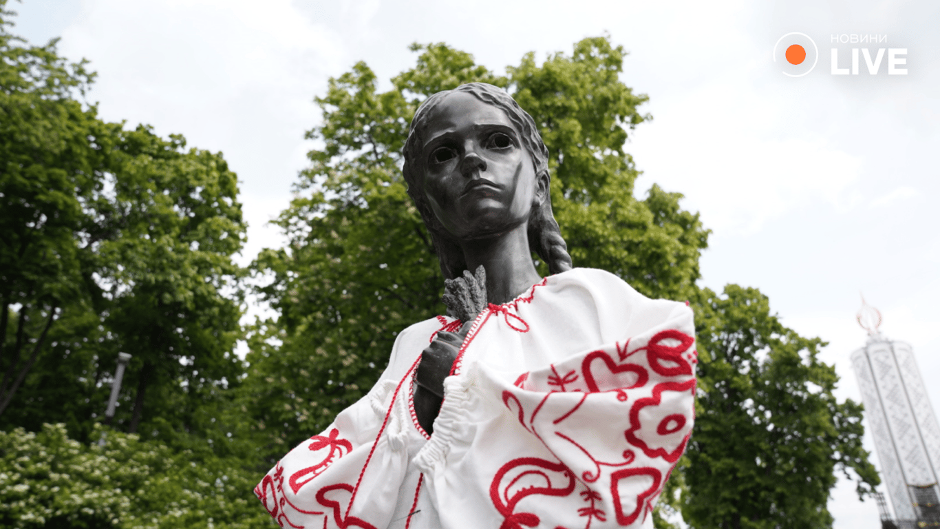 День вишиванки скульптури