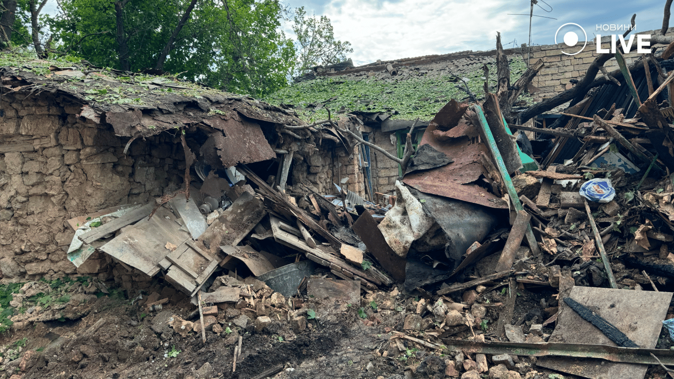 Сміття, яке залишилося від удару по будинку