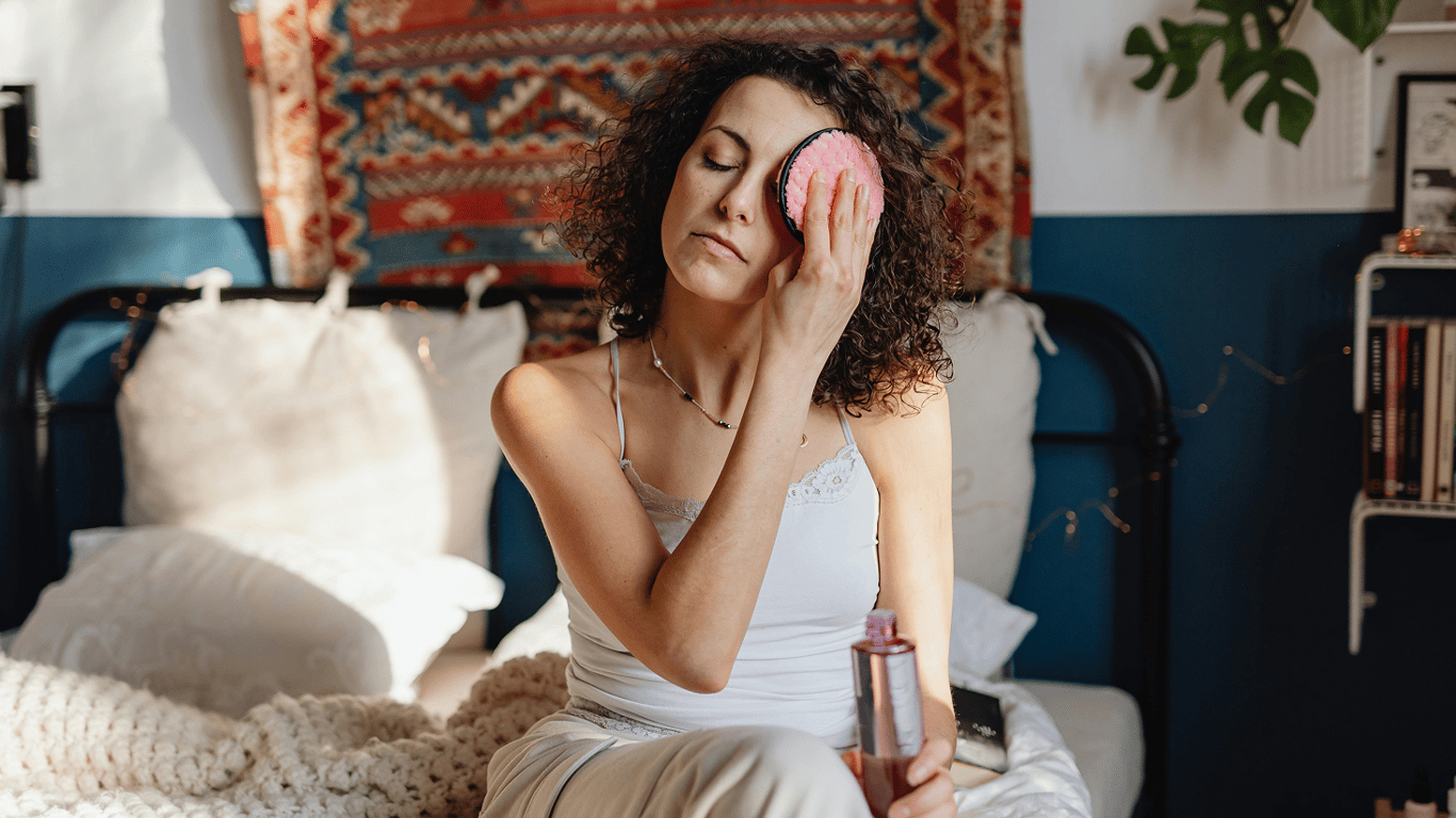 Поширені помилки у знятті макіяжу