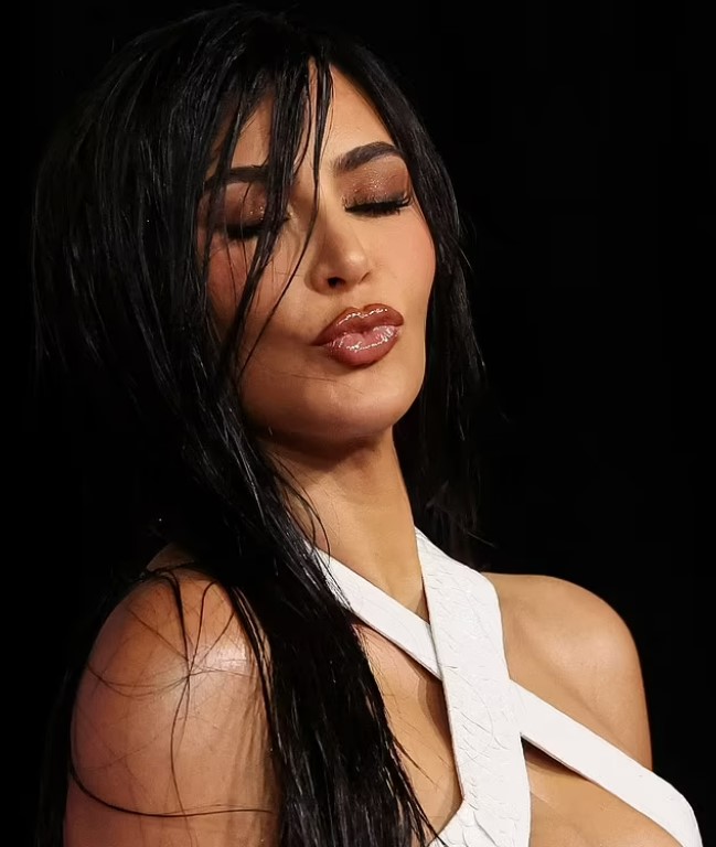 Ким Кардашьян в соблазнительном платье