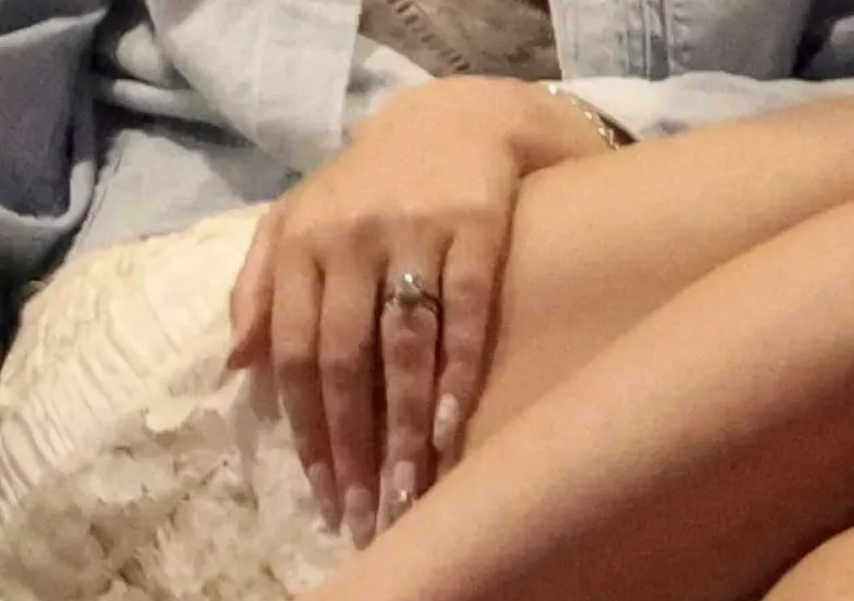 Лану Дель Рэй похвасталась свадебным кольцом.