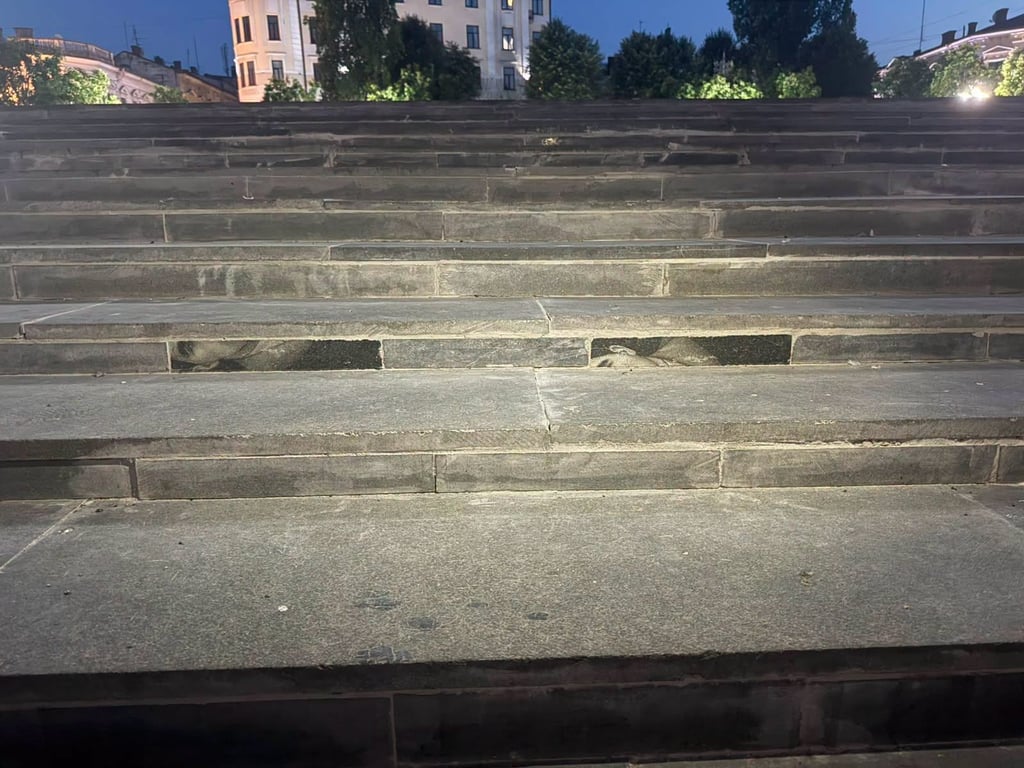 У Чернівцях відремонтували сходи надгробними плитами