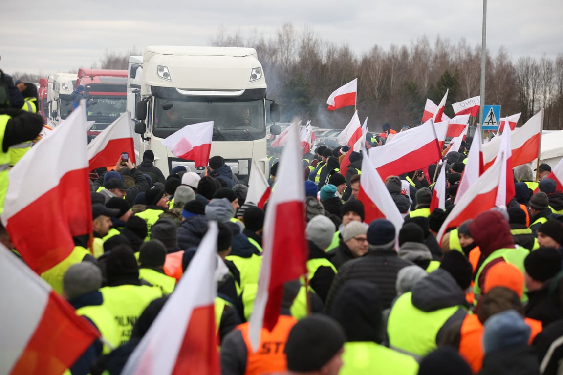 Польские фермеры начали протесты на железной дороге с оскорбительными плакатами - фото 2