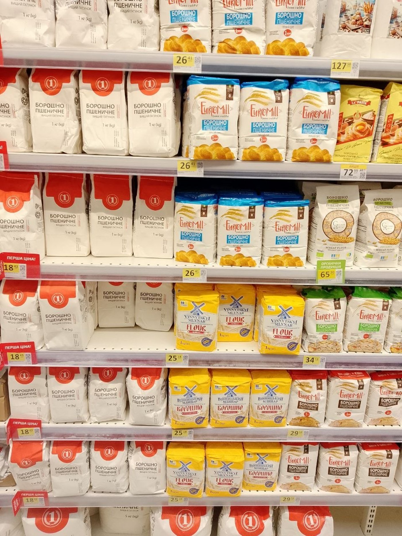 Полиці порожні, але не всюди: у Києві розкупили дешеві борошно та крупи - фото 18