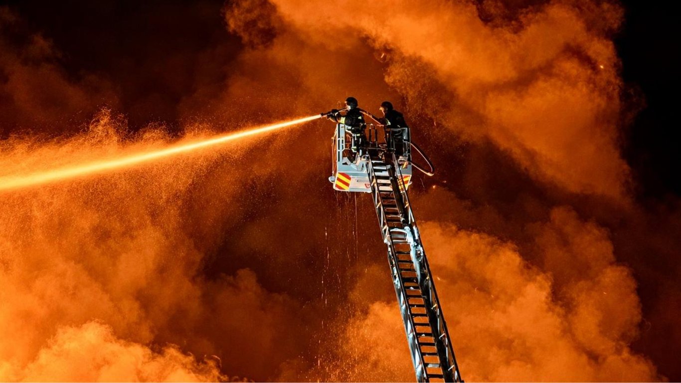 Сотрудники ГСЧС на пожаре