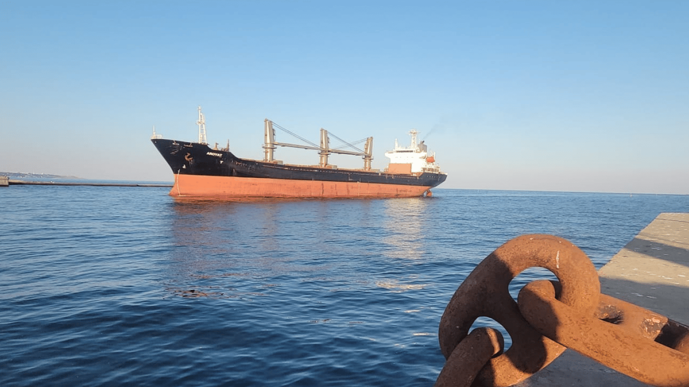 Суда из Одессы идут в обход через три страны Европы из-за атак