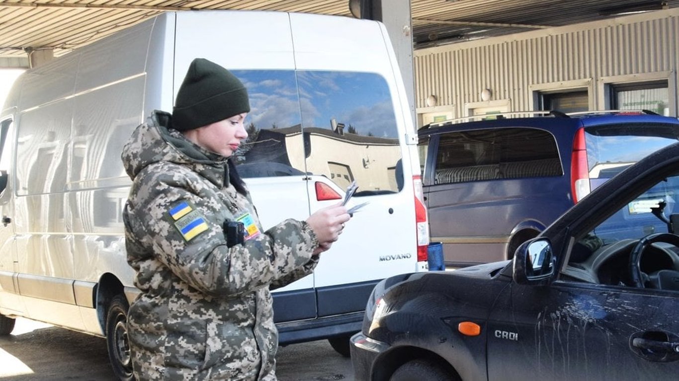 Учредителя фонда обвинили в том, что он выписывал документы водителям для пересечения границы, а те не возвращались в Украину