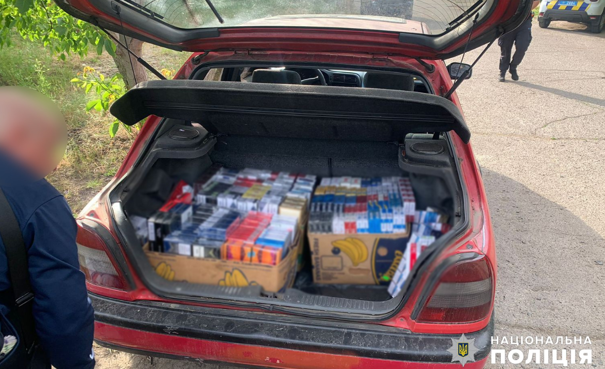 Сигарети без акцизу в автомобілі