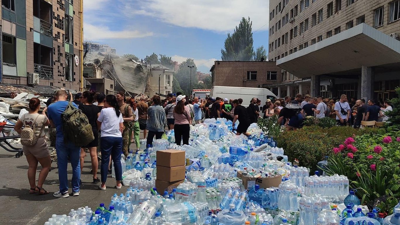 В Киеве неизвестные принесли на место обстрела больницы "Охматдет" отравленную воду