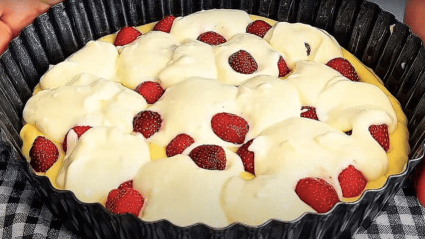 смачний пиріг з ягодами та вершкоим кремом