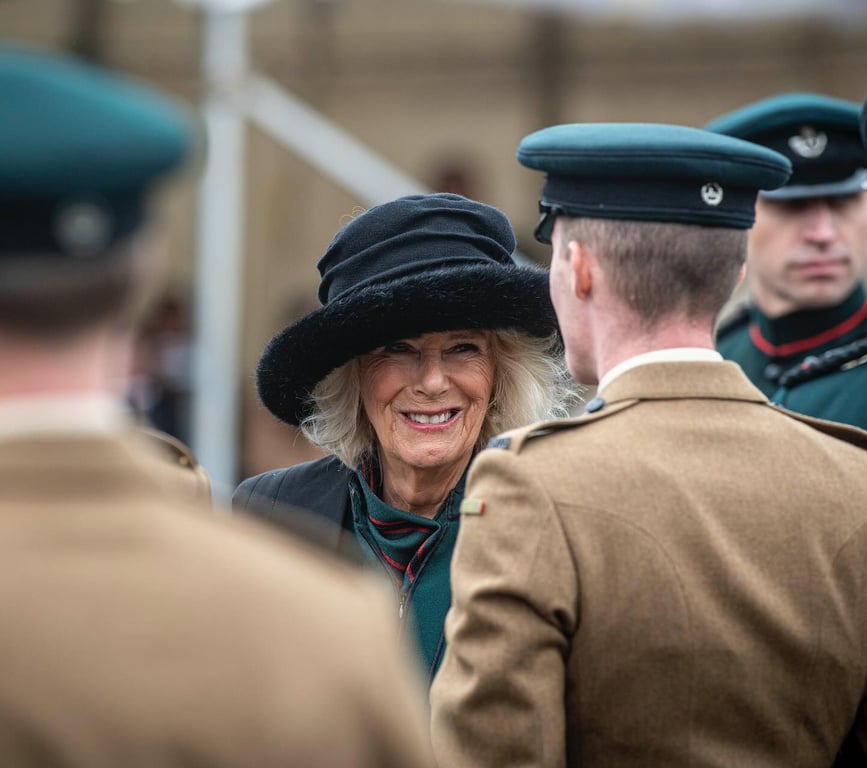Королева Камілла у дивацькому капелюсі. Фото: instagram/theroyalfamily