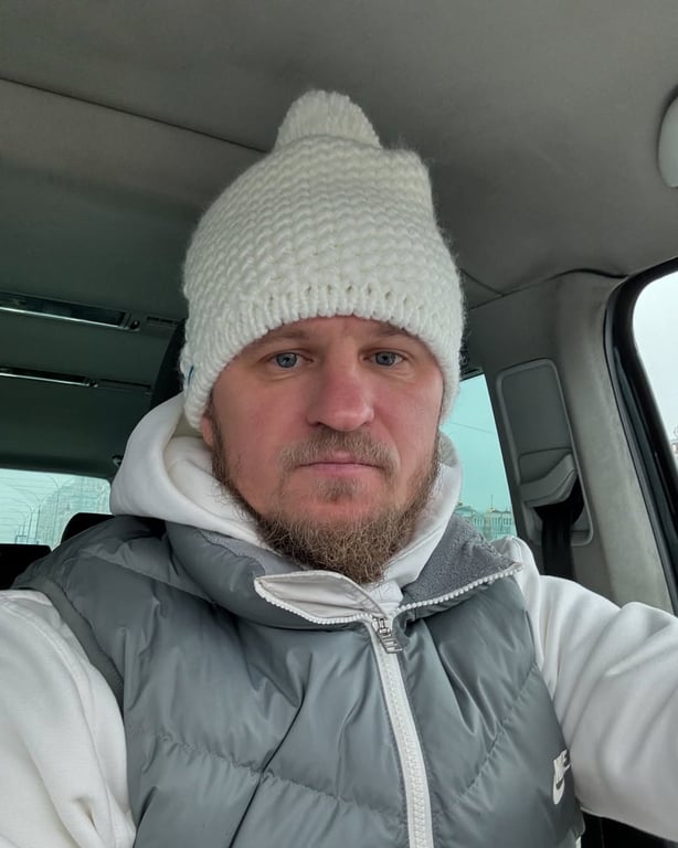 Александр Алиев в машине