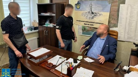 Майже 5 тисяч доларів за уникнення мобілізації — на Одещині судитимуть посадовця Фонтанської ОТГ - 285x160
