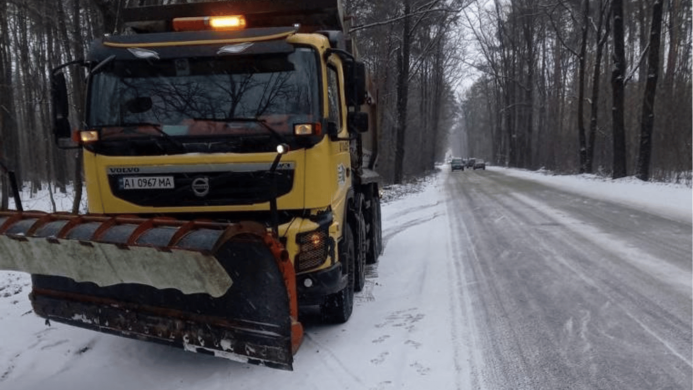 Дороги Київщини чистять від снігу та обробляють протиожеледними сумішами