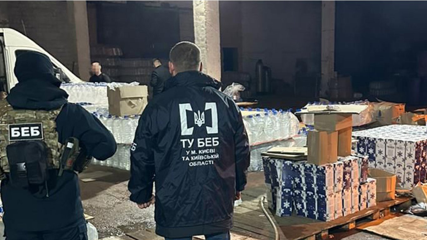 Замість елітних напоїв — "пальонка": на Київщині викрили підпільний цех з вражаючими запасами