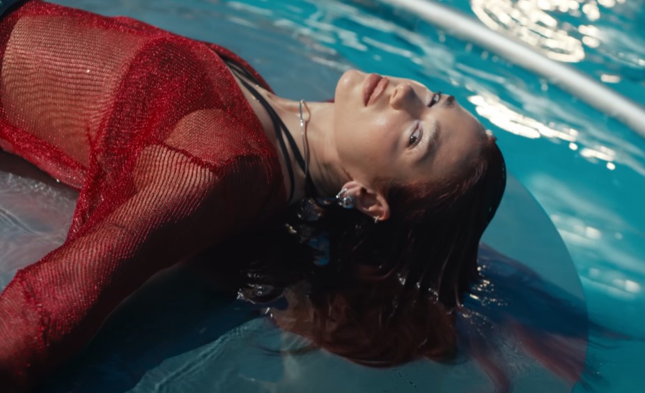 Дуа Ліпа запалила у басейні