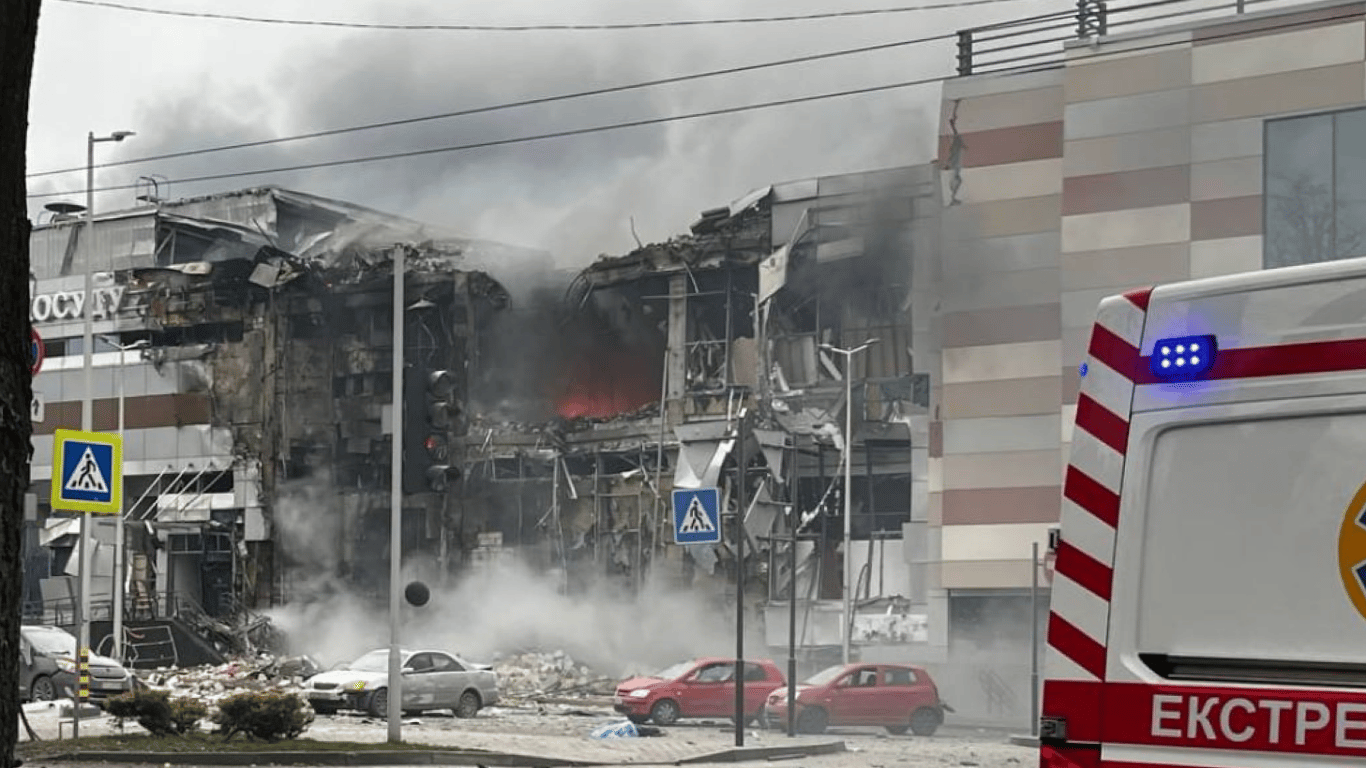 Ракетний удар по Дніпру — чи були люди в торговому центрі під час атаки