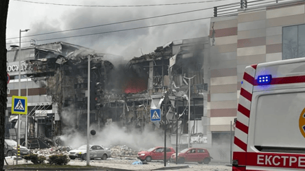 Ракетный удар по Днепру — были ли люди в торговом центре во время атаки - 285x160