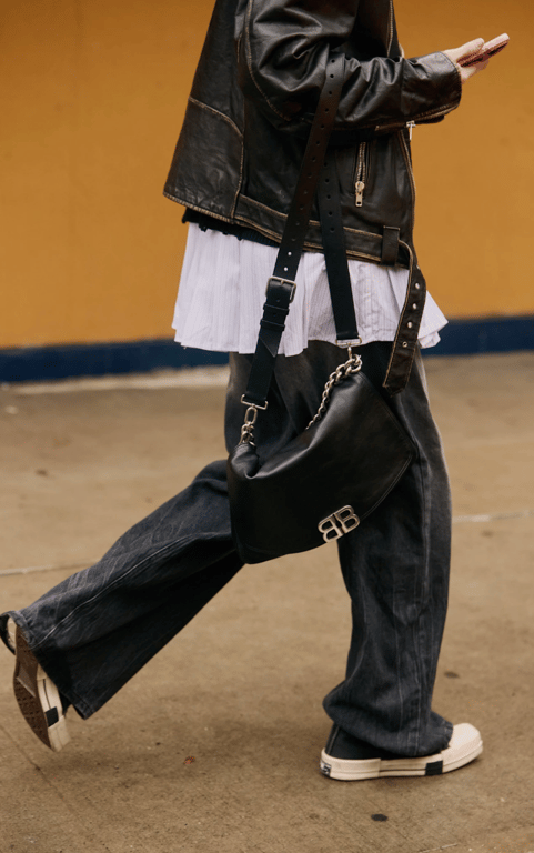 Достаточно универсальные — темно-серые джинсы для любого образа - фото 2