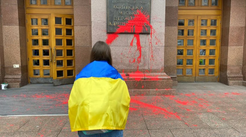 Девушка завернута в флаг