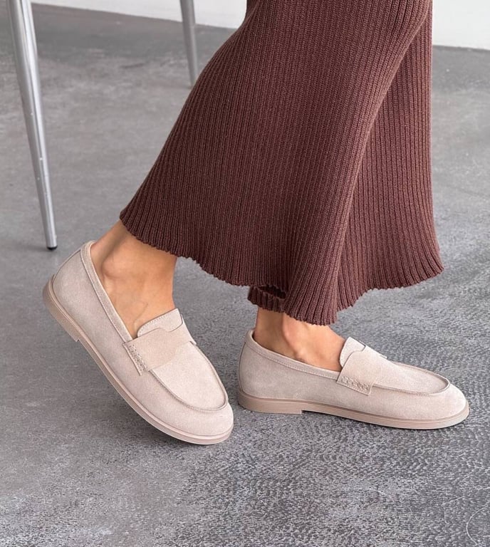 Замша в одязі та взуття в тренді цього року