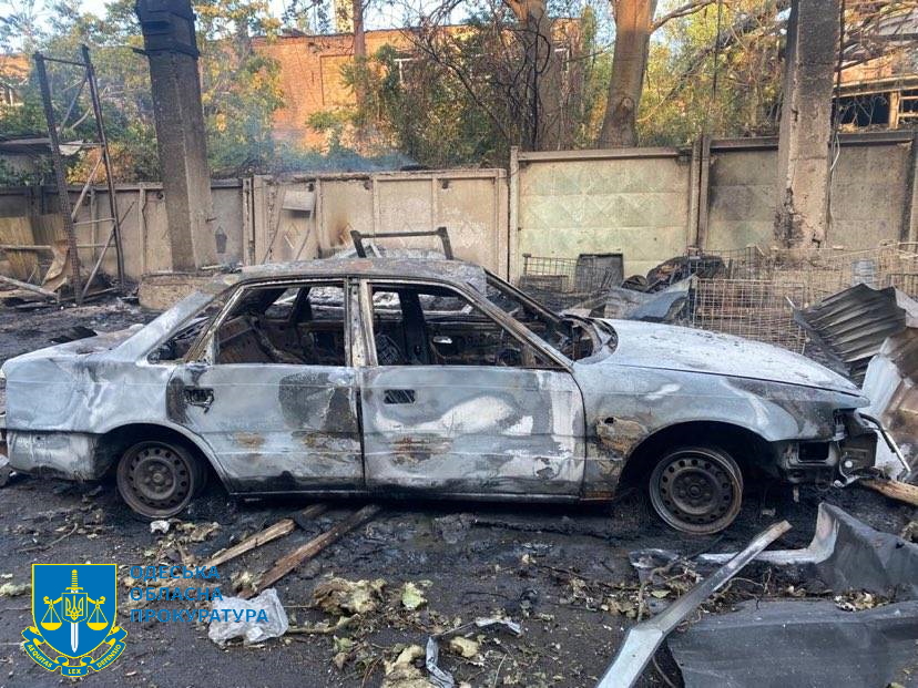 Пошкоджене авто внаслідок обстрілу. Фото: Одеська обласна прокуратура