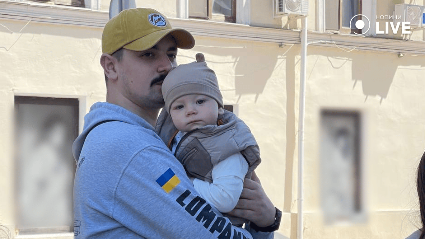 Люди вийшли на мітинг FreeAzov в Одесі