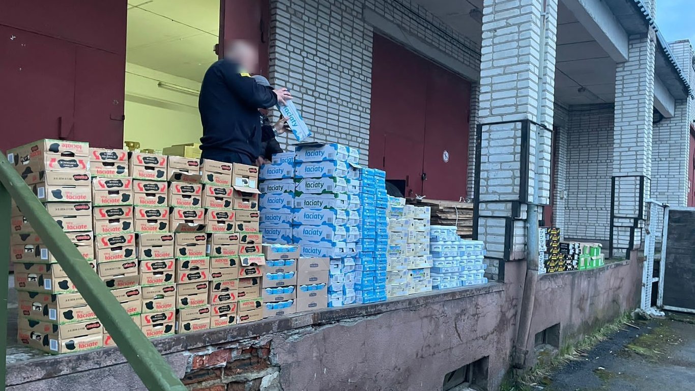 На кордоні у мешканця Львівщини вилучили тонну масла, сиру та сметани