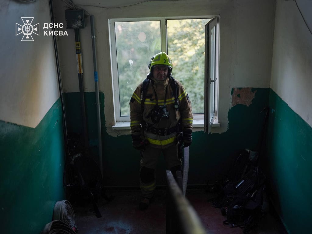 Пожежники ліквідовують загоряння будинку у Києві 6 липня