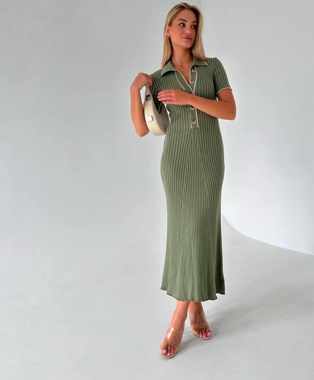 Зелену сукню можна обіграти по різному