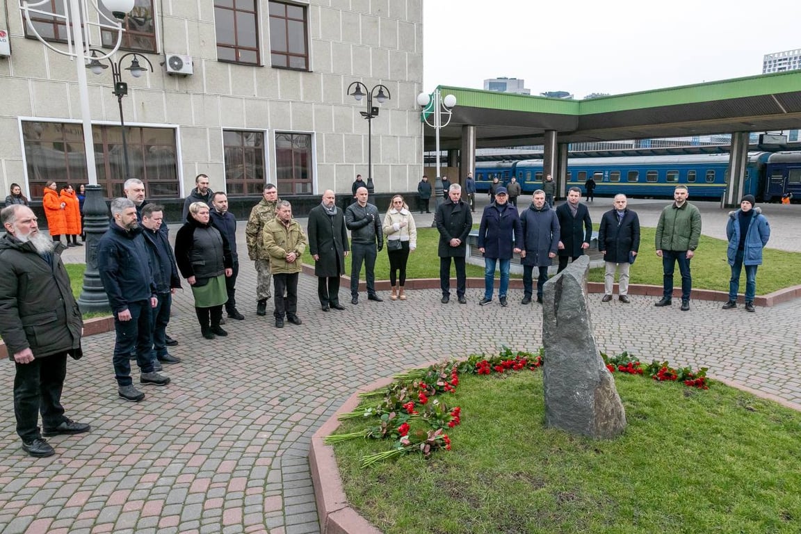 В Укрзалізниці вшанували пам'ять загиблих працівників за два роки повномасштабної війни - фото 2