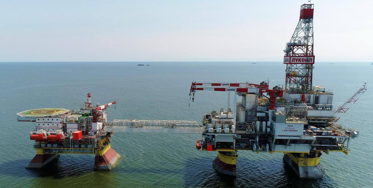 Удар СБУ по нафтопереобній платформі Росії