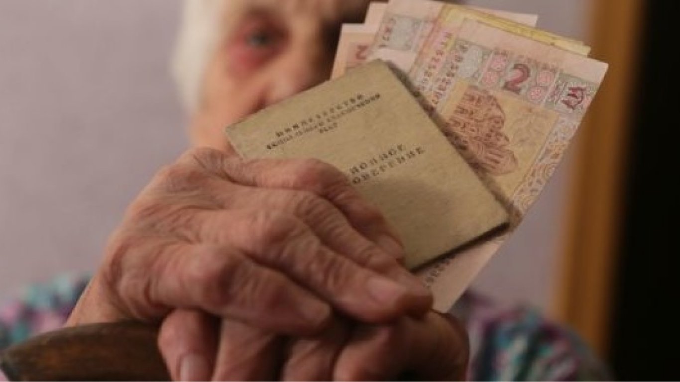 Пенсії в Україні — у ПФУ розповіли деталі фінансування виплат у березні
