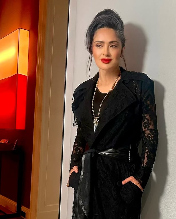 Акторка Сальма Гаєк на виставці в Парижі - фото