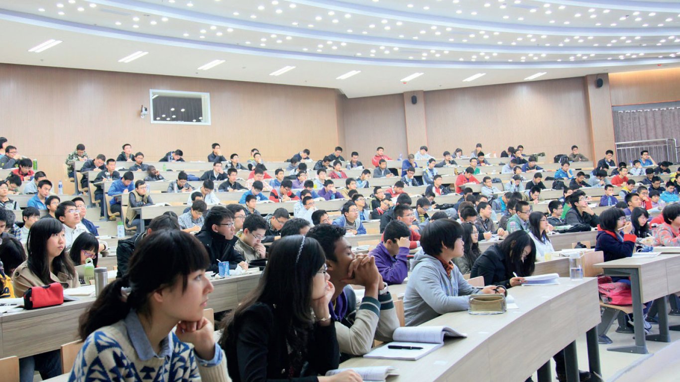 Провідний китайський університет скасував тести з англійської мови для своїх студентів