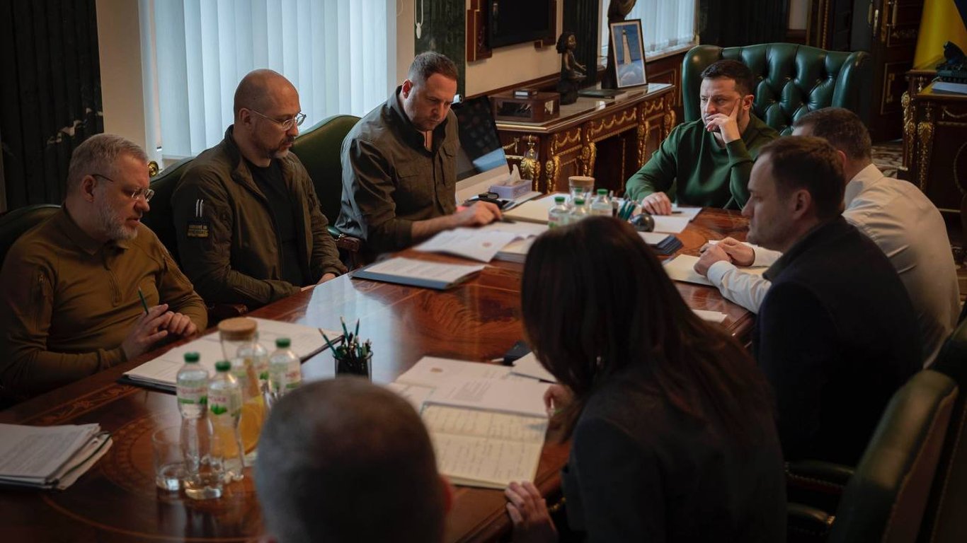 Зеленский собрал совещание из-за сложной ситуации в Харькове