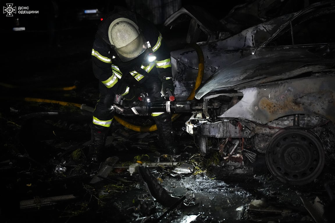 Горіли автівки — рятувальники показали перші кадри обстрілу Одеси - фото 4
