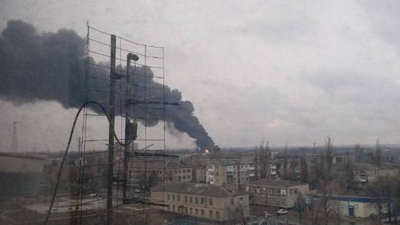 На Донеччині палає російський склад з паливом