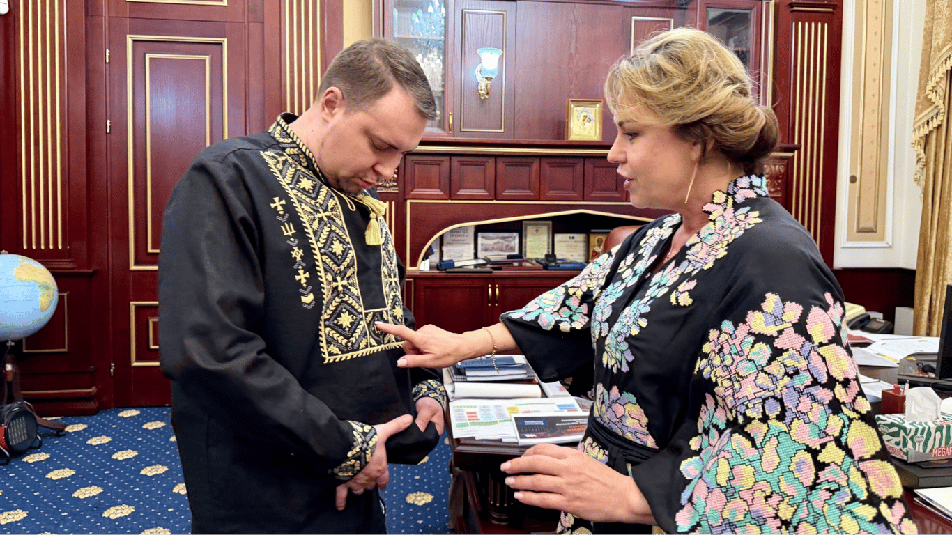 Символ перемоги: діти вишили для Буданова особливу сорочку-оберіг