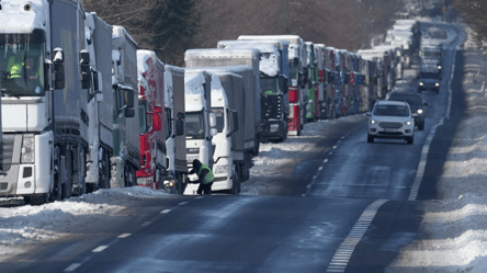 Блокада границы Украины — сколько грузовиков застряло на КПП - 285x160