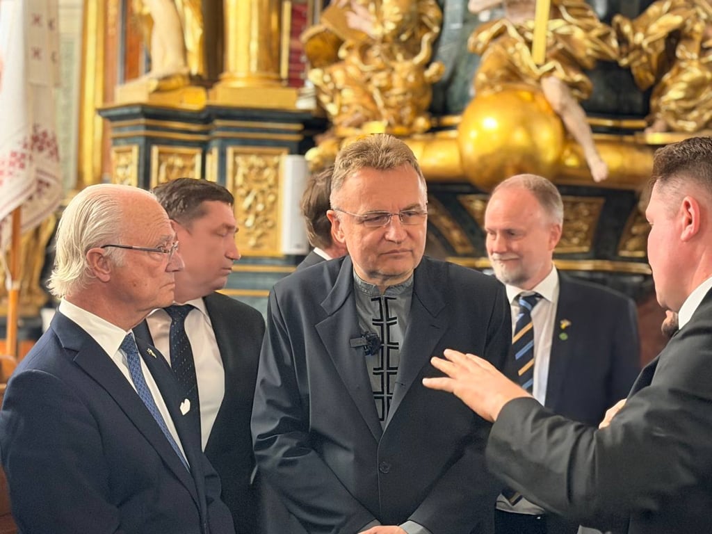 Король Швеции посетил дом во Львове, который атаковала Россия - фото 1