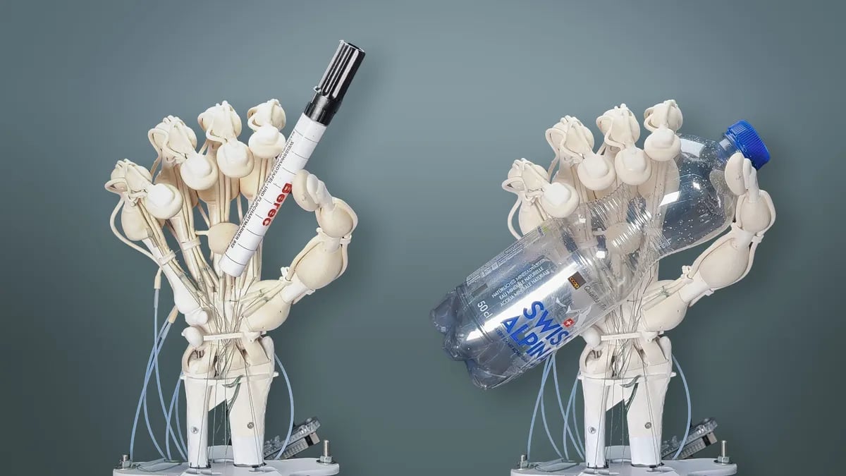 Вчені створили унікальну роботизовану руку, що володіє людськими властивостями