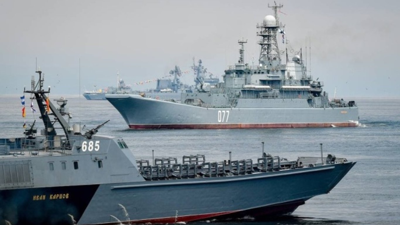 Російські окупанти цілий тиждень не виводили ракетоносії у Чорне море