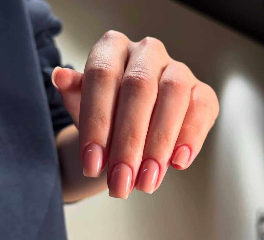 Рожевий відтінок в манікюрі додає ніжності образу