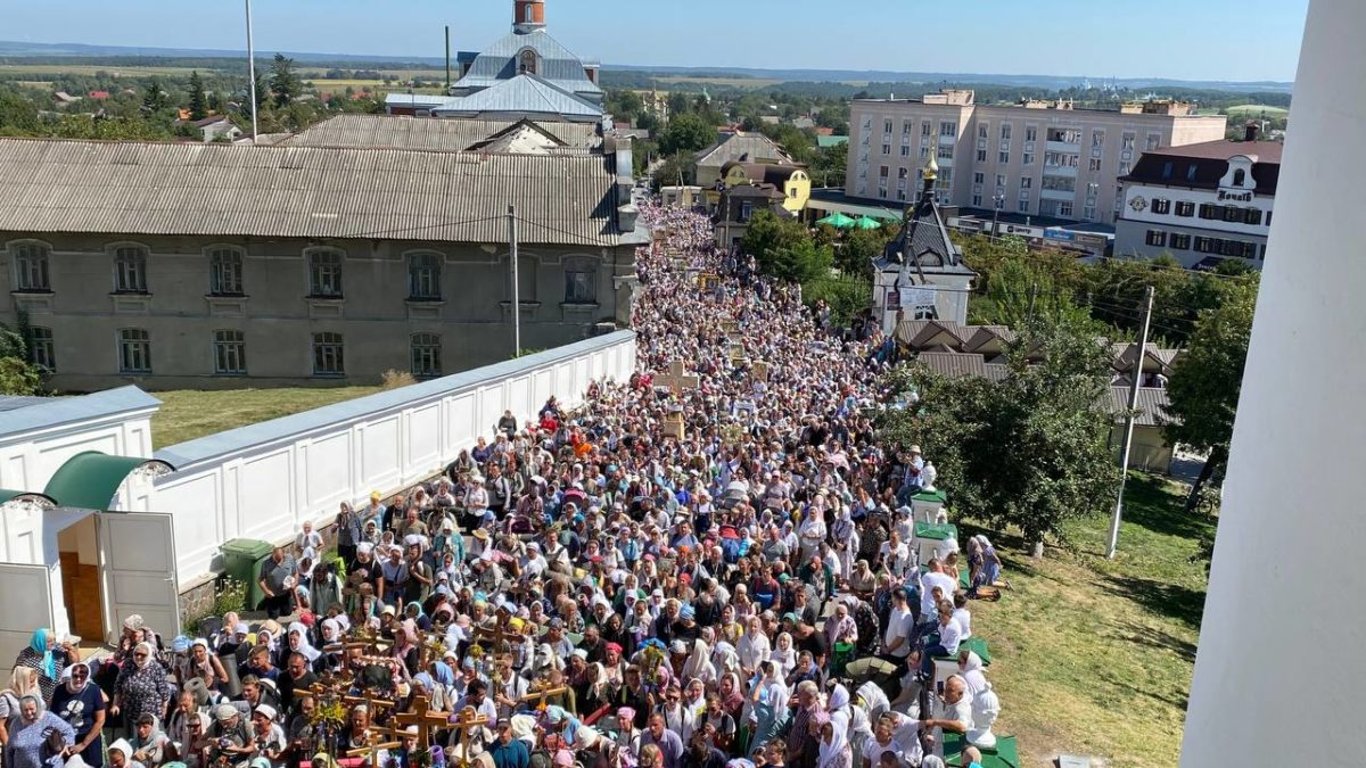 Напередодні Успіння Божої Матері десятки тисяч вірян УПЦ МП вирушили у хресну ходу до Почаївської лаври