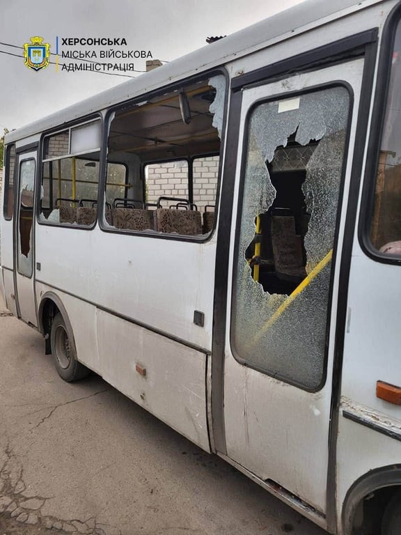 Вибите скло маршрутного автобуса, який атакували російські військові в Херсоні