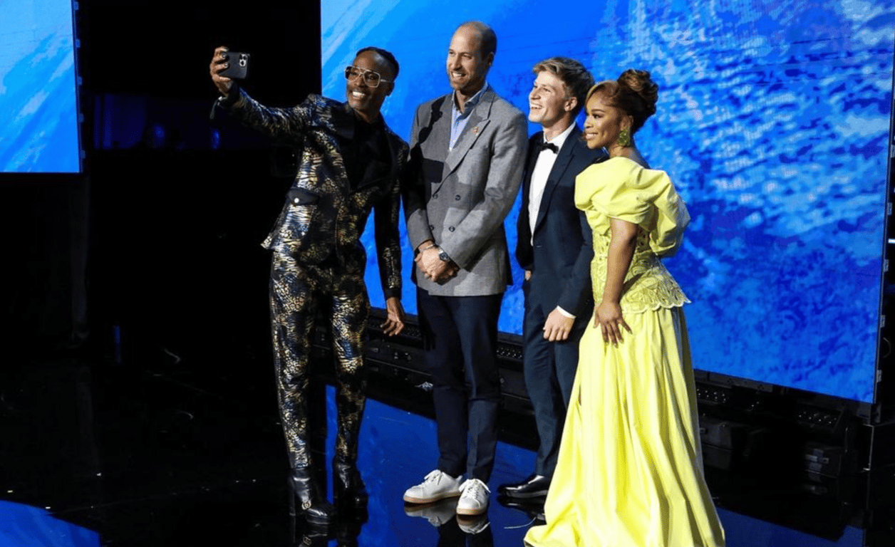 Принц Уильям уехал в Кейптаун без Кейт и наделал фото с моделями - фото 1