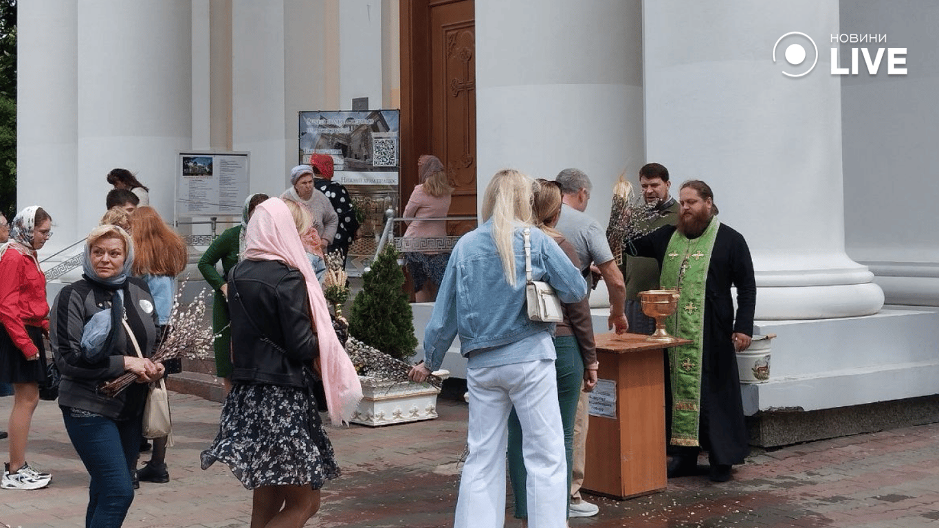 Люди освячують букети з верби в Одесі сьогодні, 28 квітня