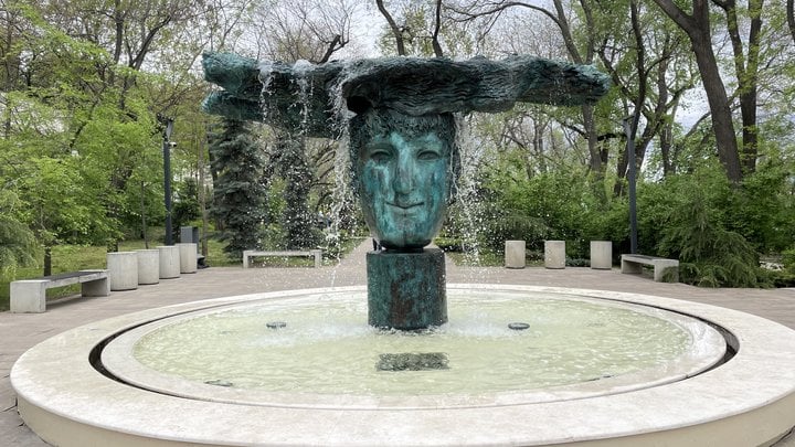 Скульптура в Грецькому парку. Фото: Ділова столиця 